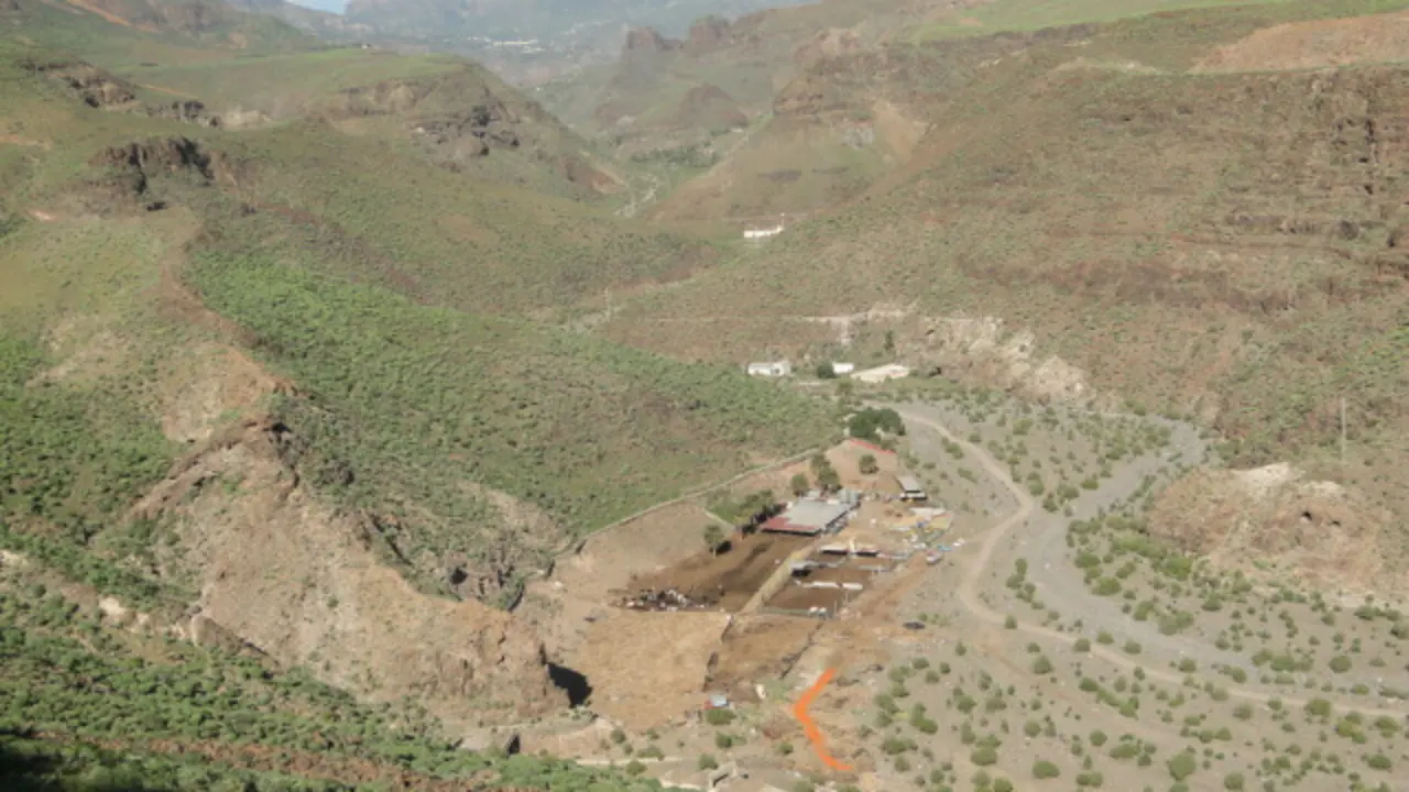F-1Panor&aacute;mica Granja El Sanedr&iacute;n, Bco. Tirajana y Molino con geiser m&aacute;s alto que palmera, a 50 m.