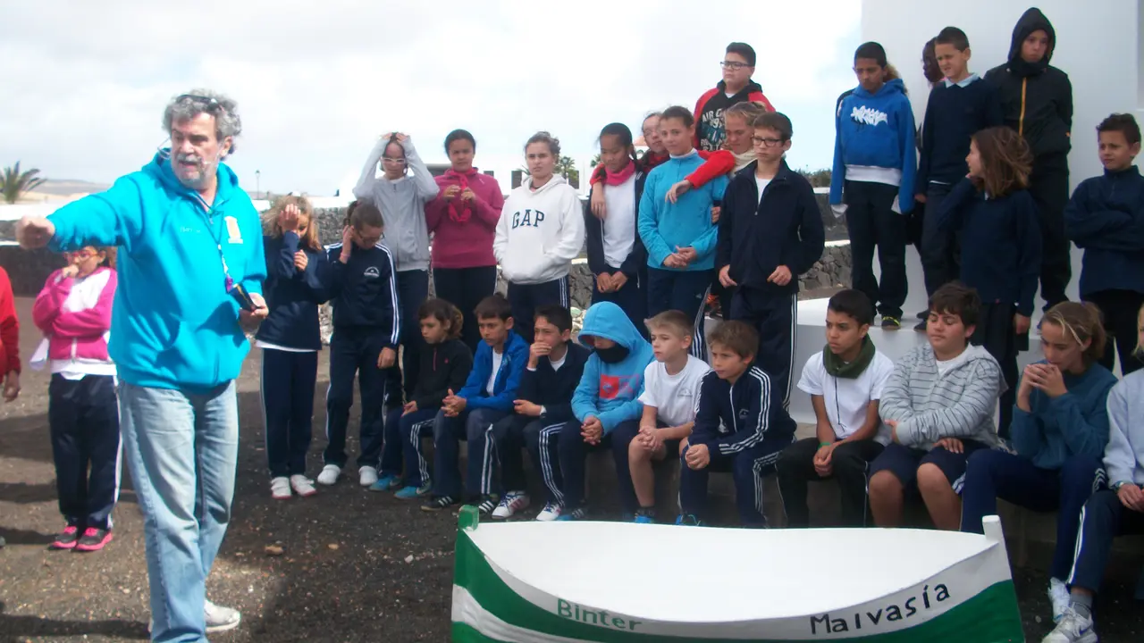 Los alumnos junto a un jolatero
