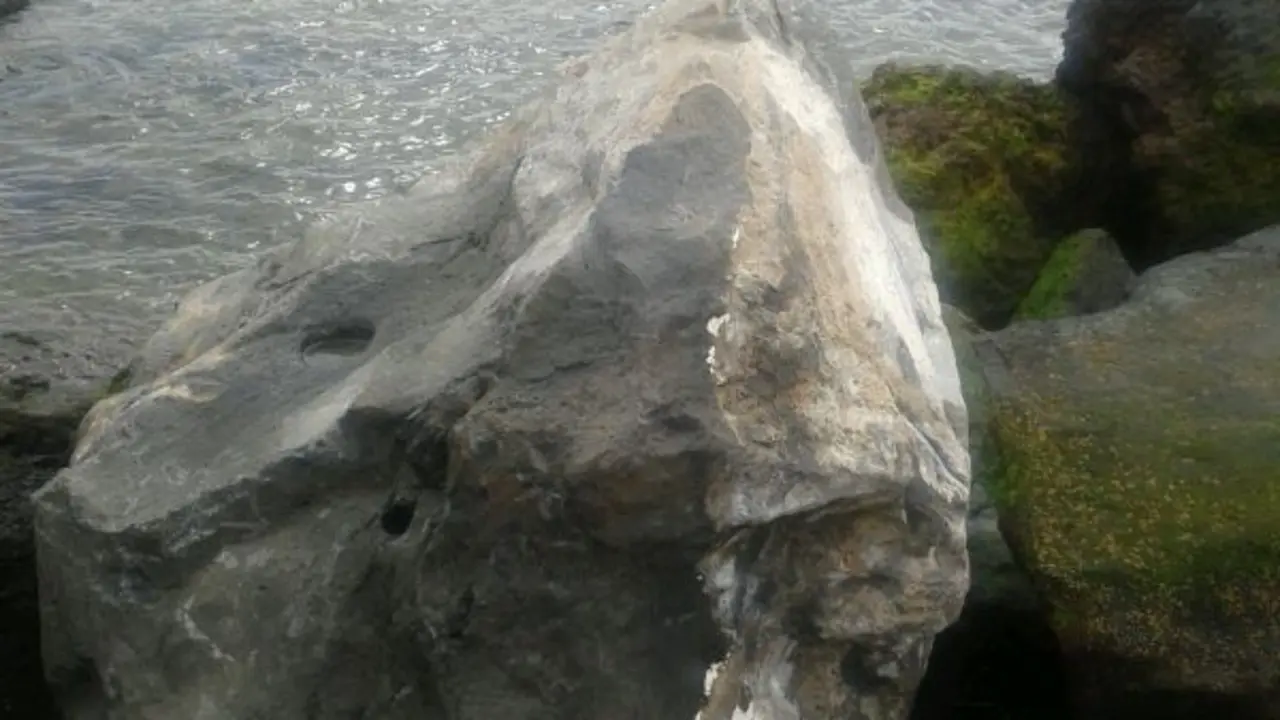Piedra arrojada en el Muellito de La Tiñosa delante de la Policía de Tías