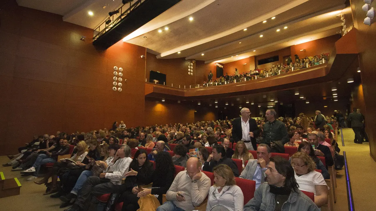 El Brujo llenó el Teatro Insular
