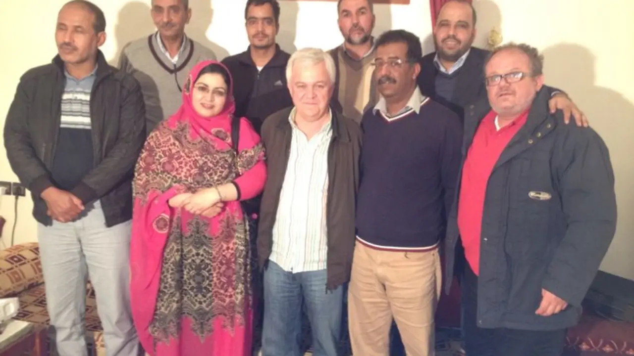 Juan Antonio de la Hoz y Carmelo Ramírez con representantes saharauis