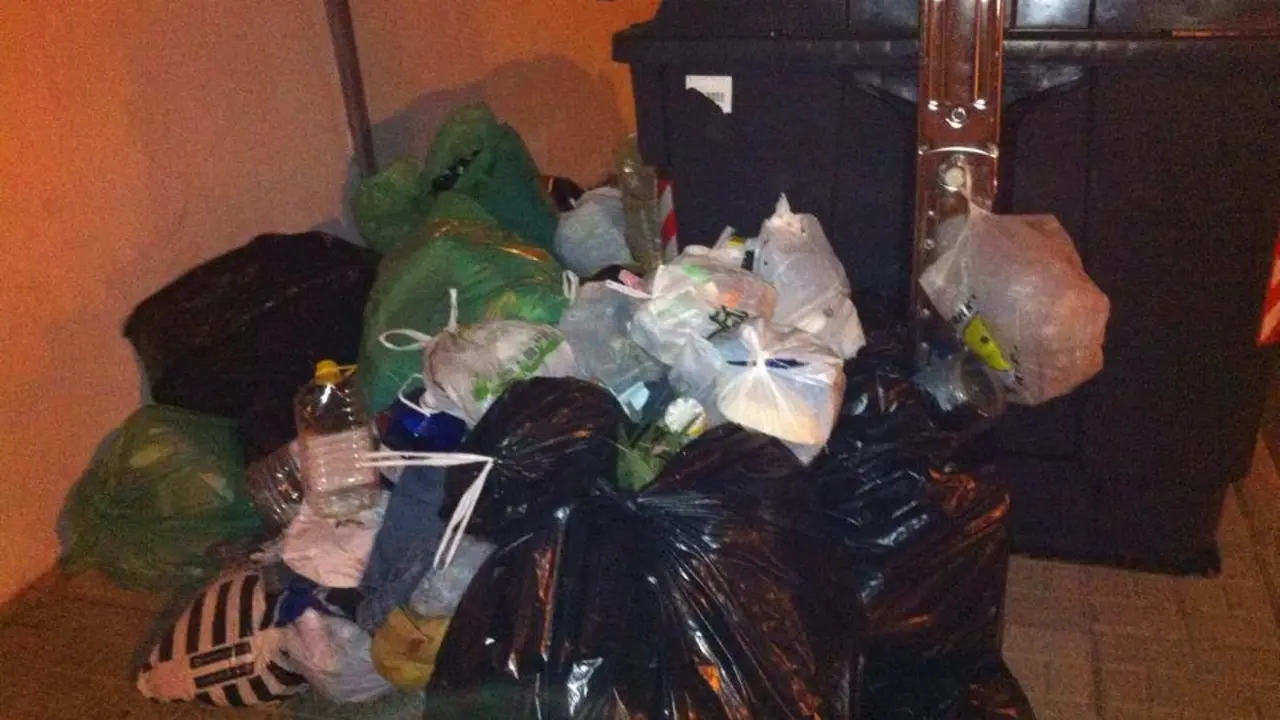 Basura atestada junto a los nuevos contenedores (2)