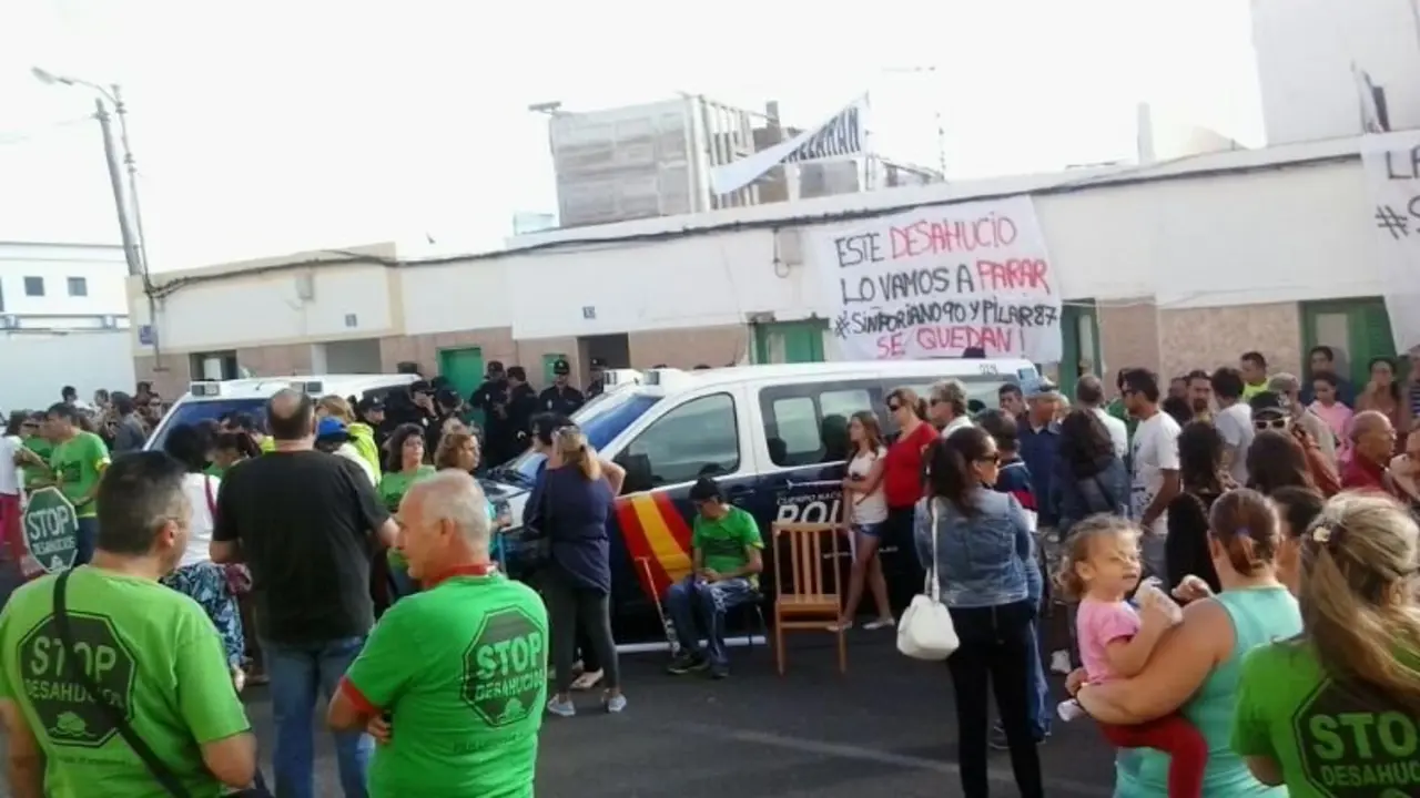 Un centenar de ciudadanos intentando frenar el desahucio