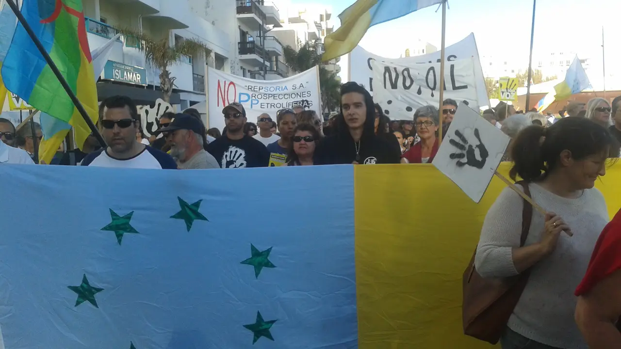 Un mar de Banderas Canarias y Amazigh