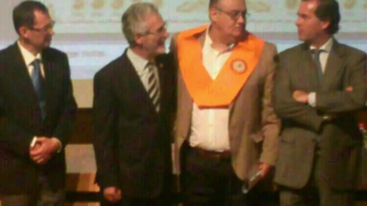 Andres Santana recogiendo su Diploma