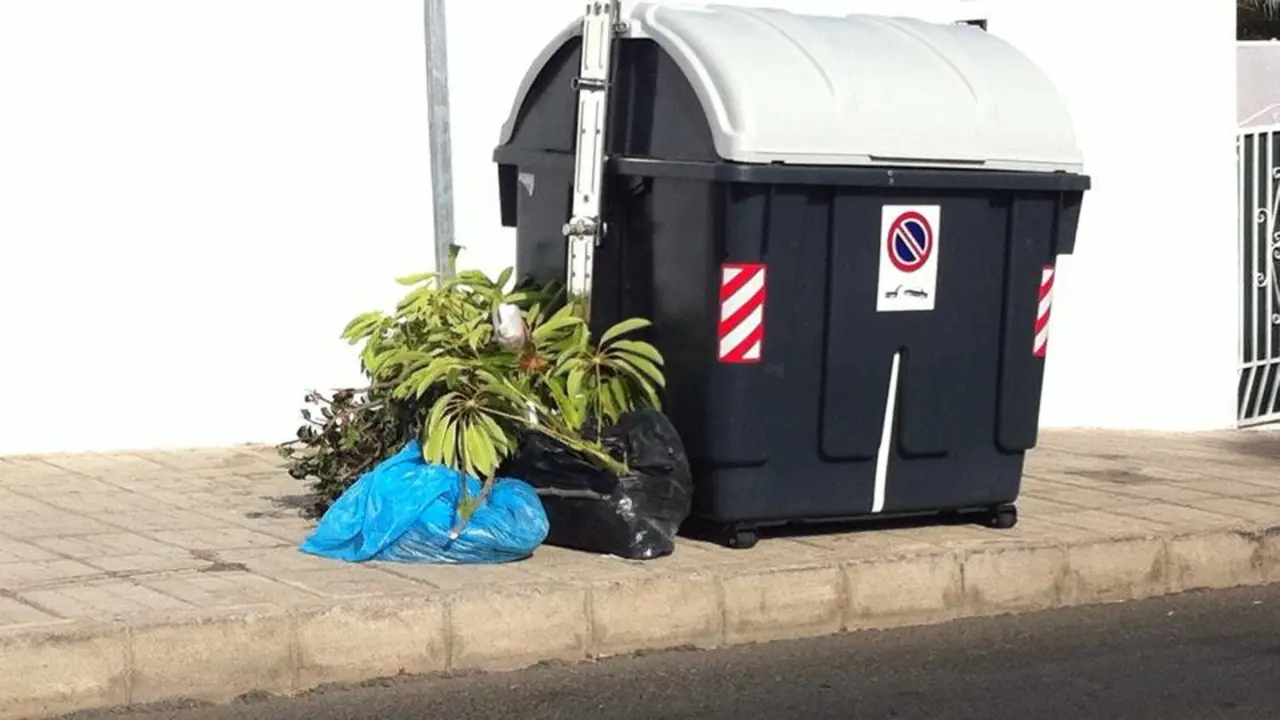 Basura en calle Costa Rica