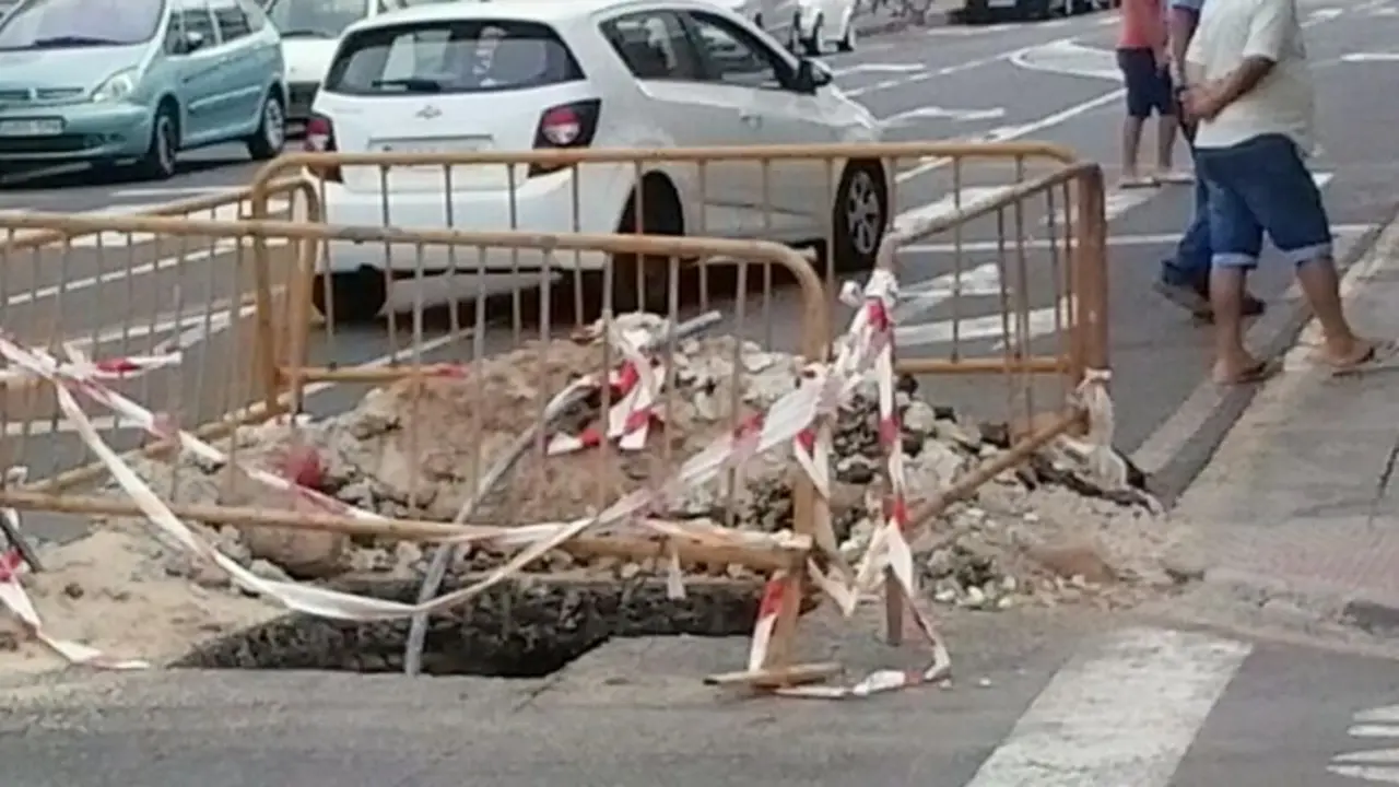 Socavón abierto hace meses en la calle Pérez Galdós