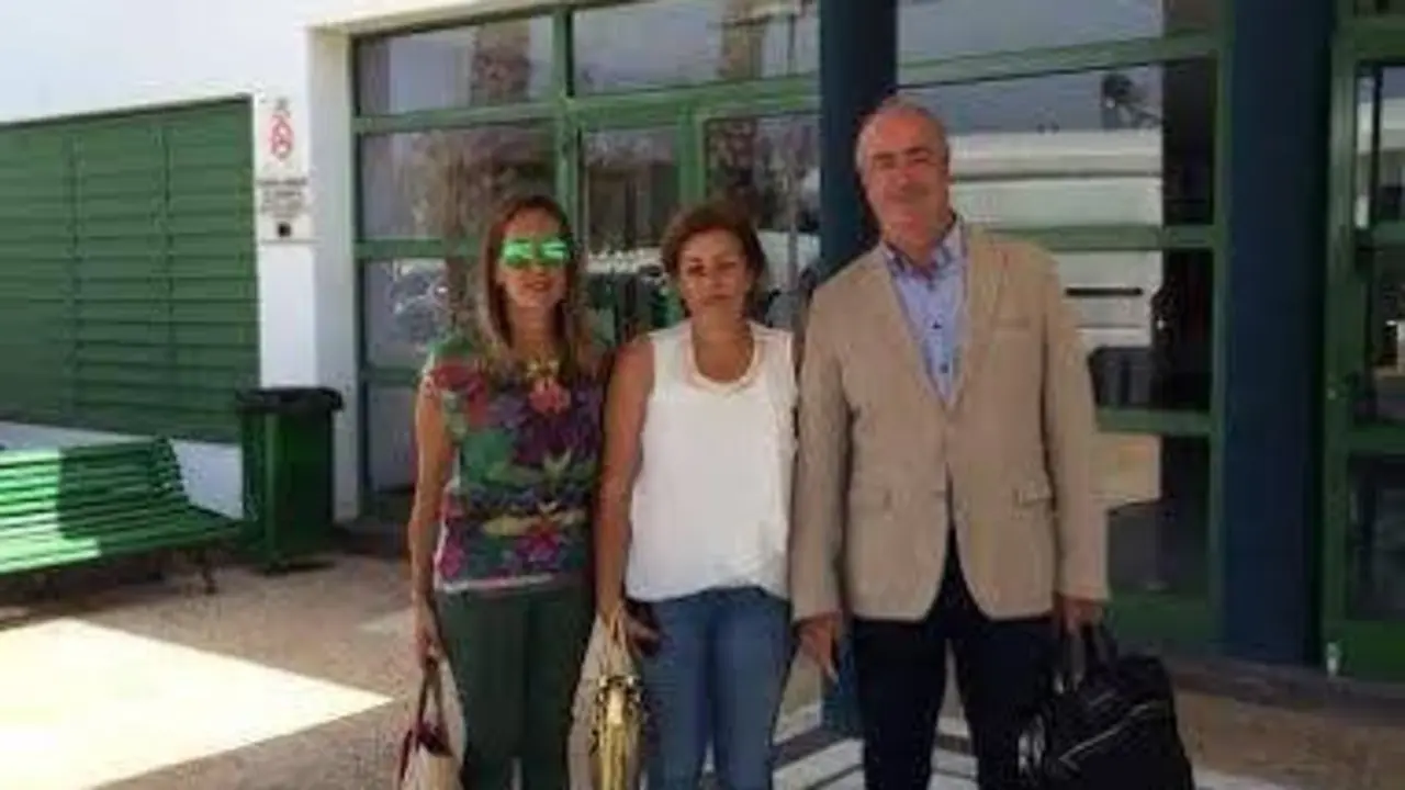 Parlamentarios Populares a la puerta del Hospital