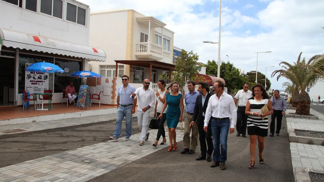 Autoridades inaugurando la Zona Abierta de Playa Honda