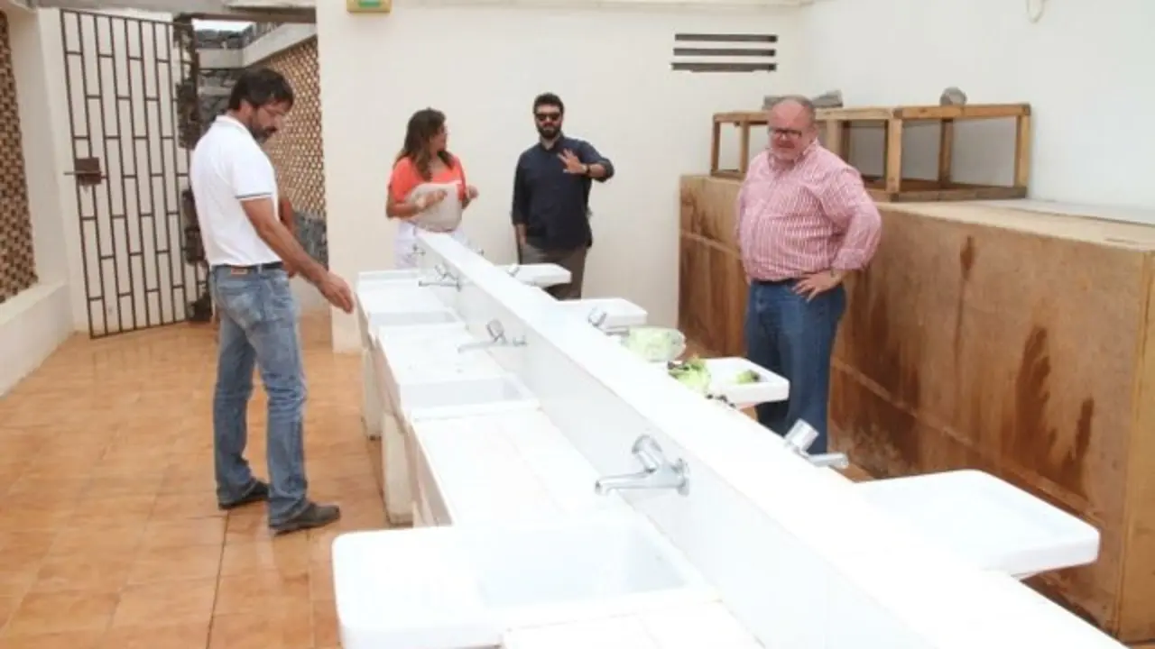 Autoridades en los lavabos del Área de Acampada de Papagayo