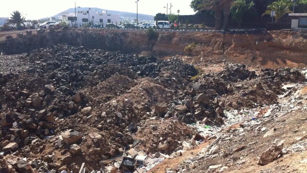 Escombrera en pleno Playa Blanca