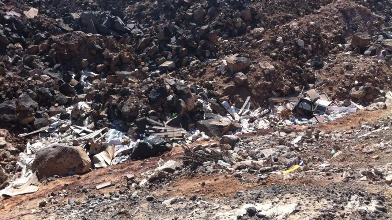 Basuras y escombros en el centro de Playa Blanca