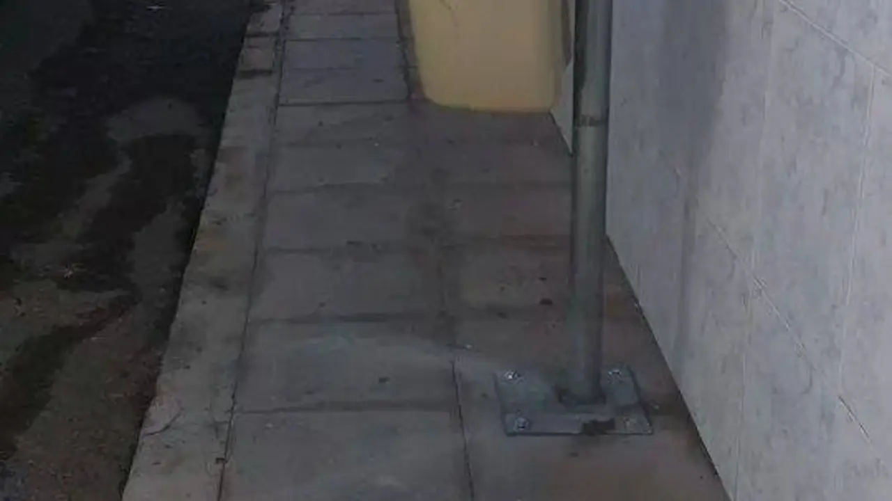 Papeleras en medio de la acera