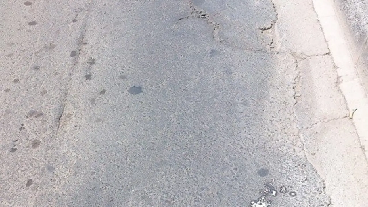 Mal asfaltado en la calle Trillo