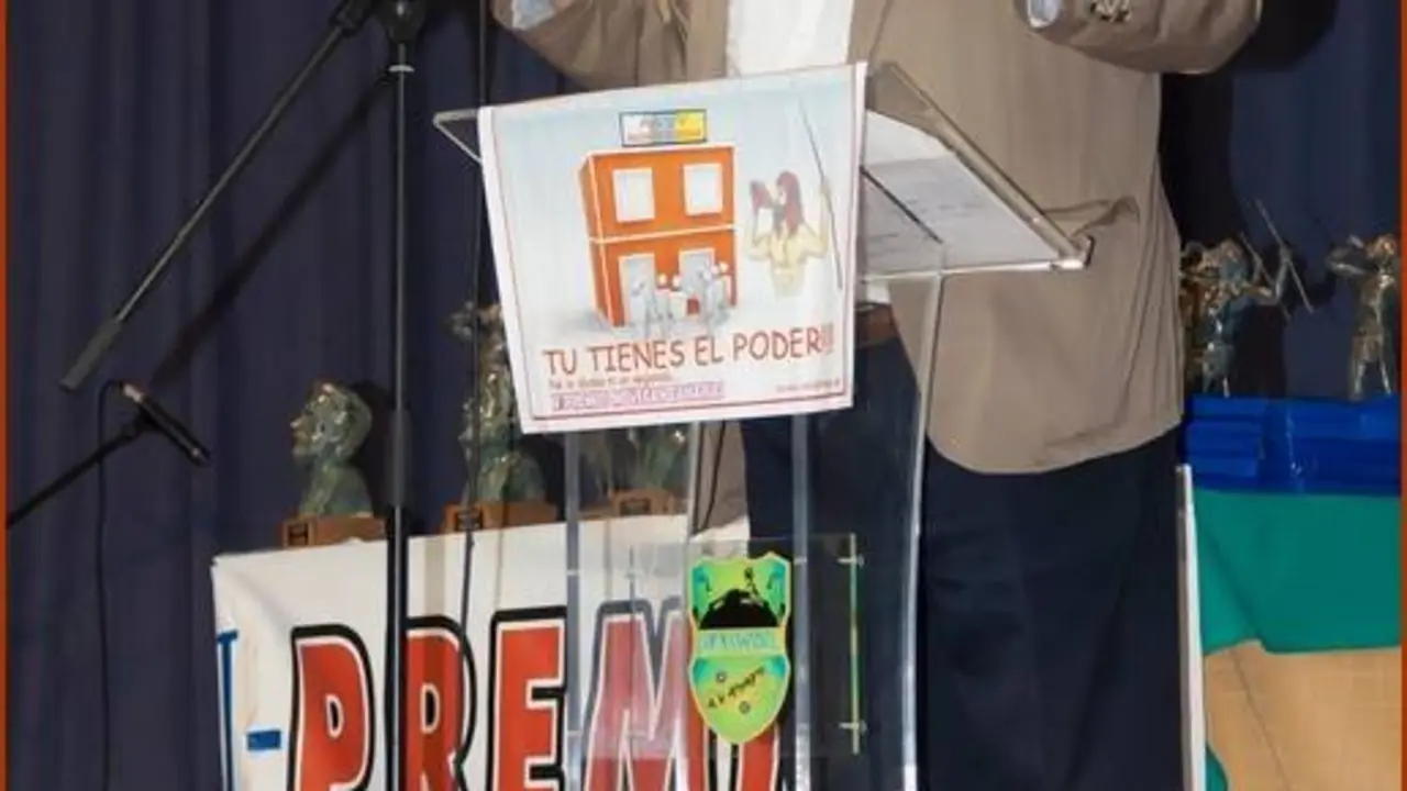 Andrés Santana presentando los Premios