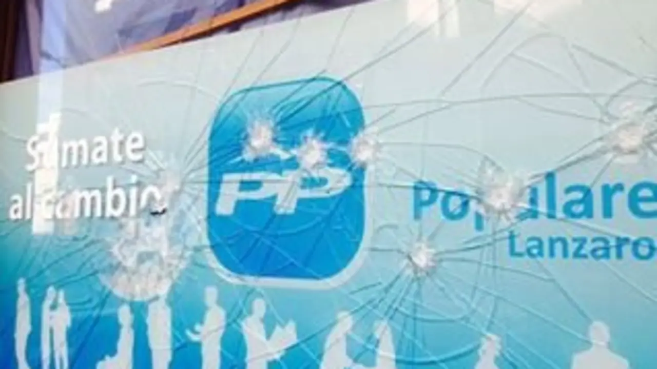 Destrozos en sede del PP(2)
