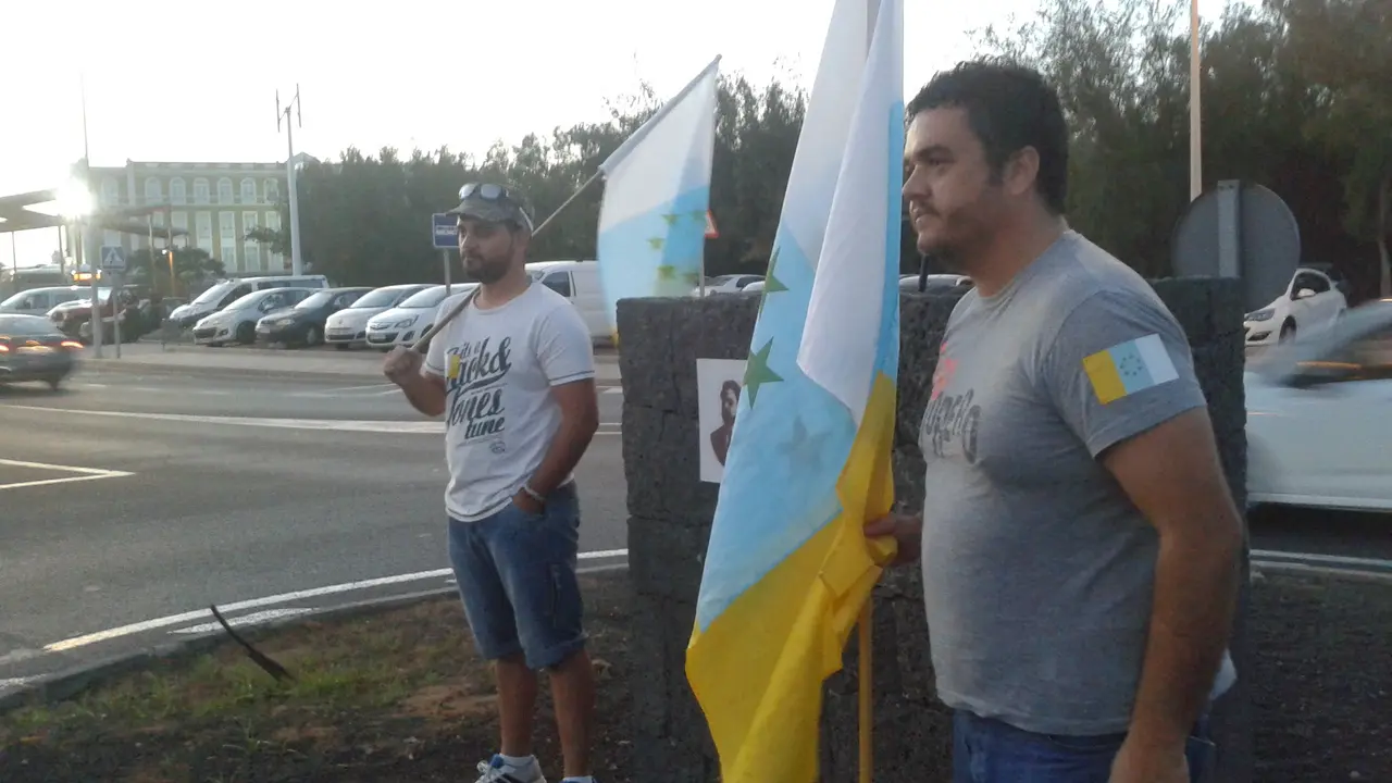 Posando junto a la Placa en Homenaje a Secundino Delgado
