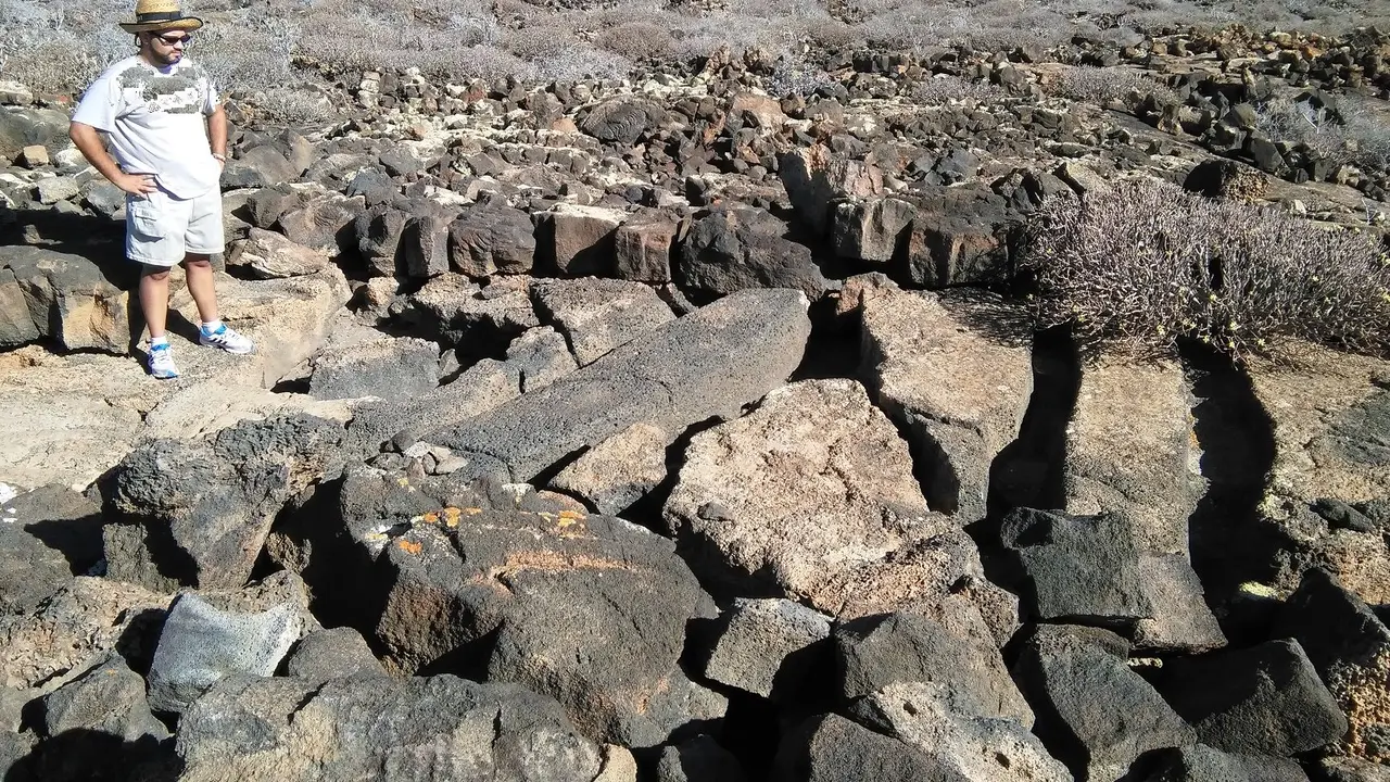 Echedey Sánchez junto a una quesera víctima del expolio - Lanzarote (Titeroygatra)