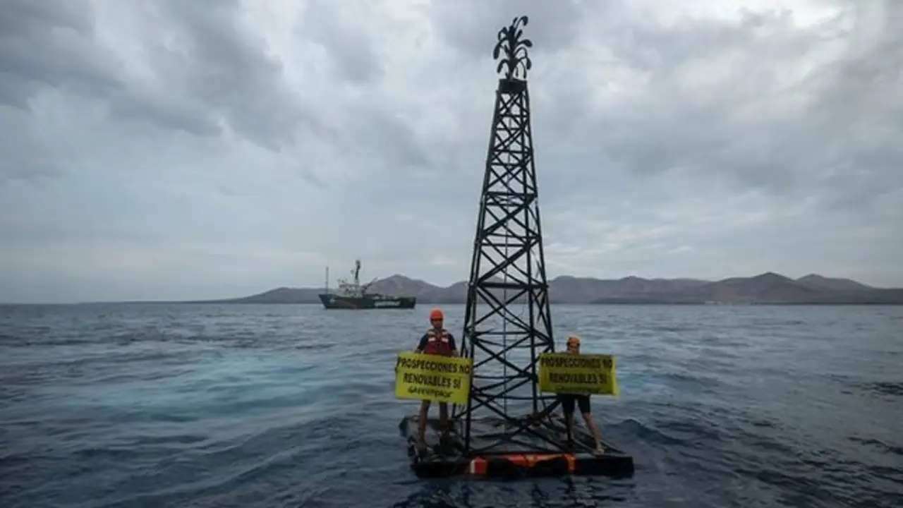 Greenpeace-Repsol-perforar-hidrocarburos-Canarias_EDIIMA20141028_0188_13