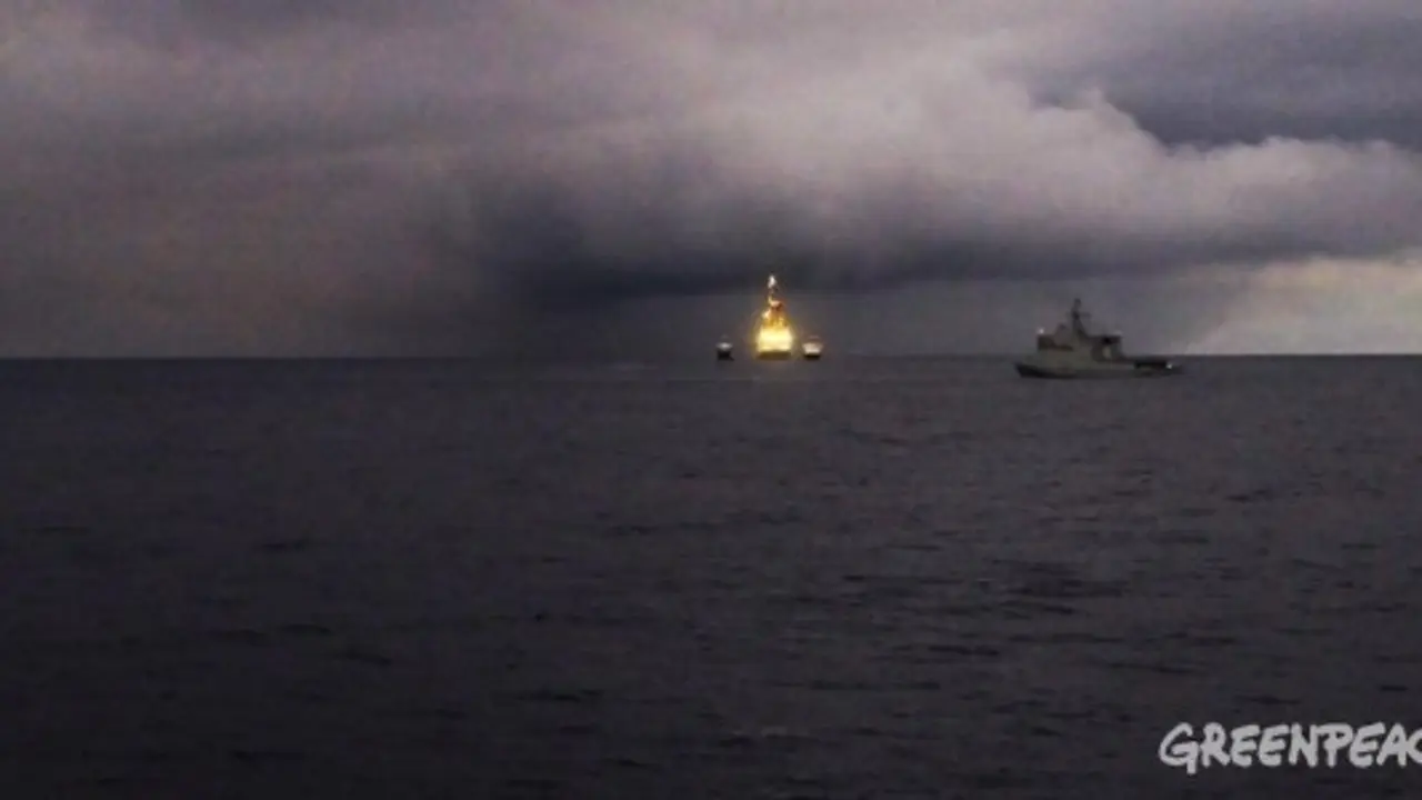 Buque de la Armada española junto a la plataforma petrolífera