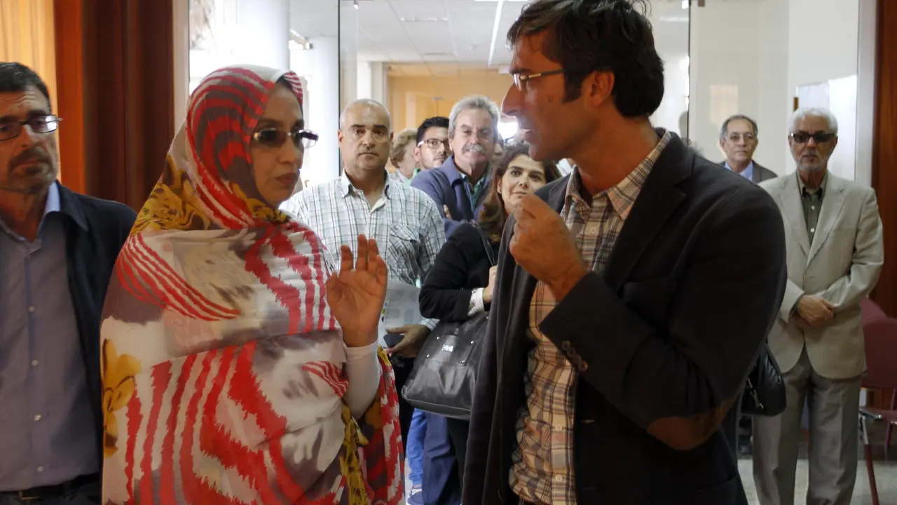 Aminatou Haidar con las autoridades insulares