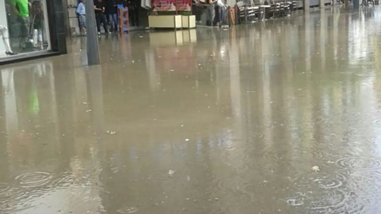 Comercios rodeados por el agua