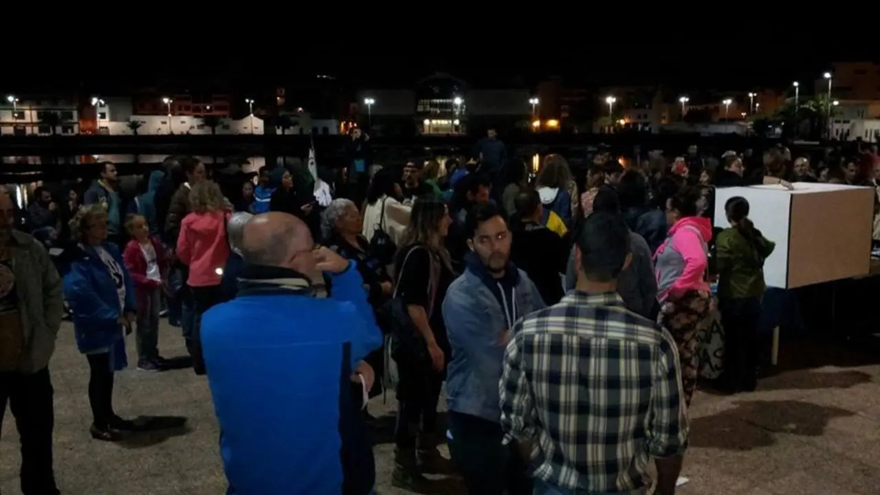 Gente esperando para votar