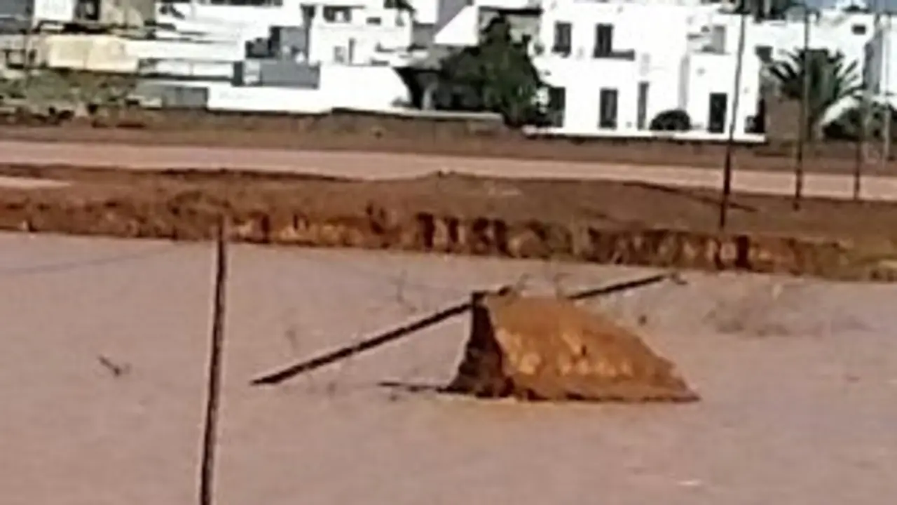 El viento derribó dos postes de telefónica en las gavias de Guatiza
