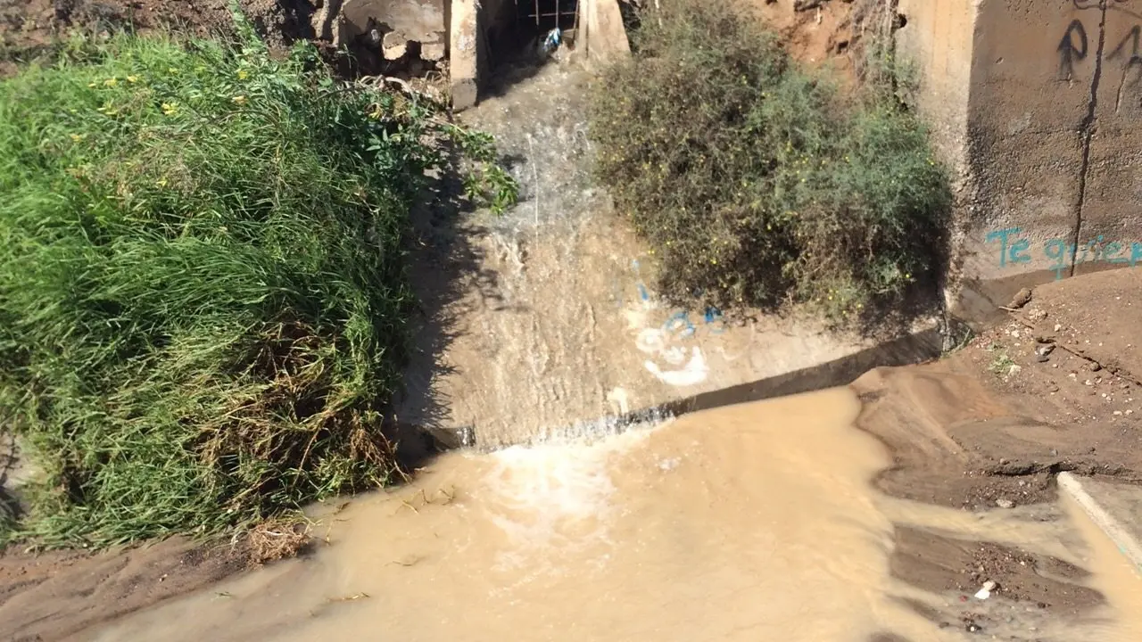 Salida de agua del lateral del Barranco del Aeropuerto