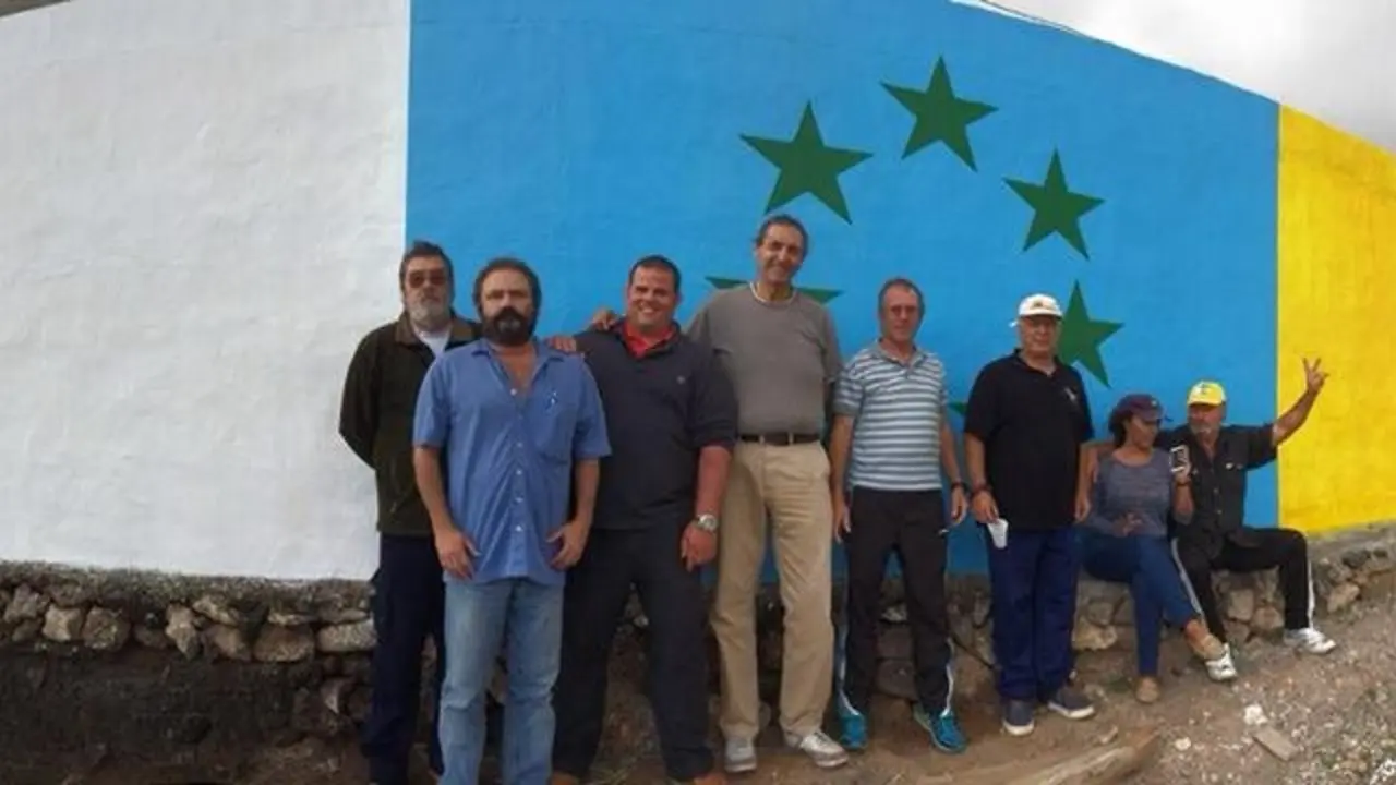 Vecinos Unidos con la enseña nacional