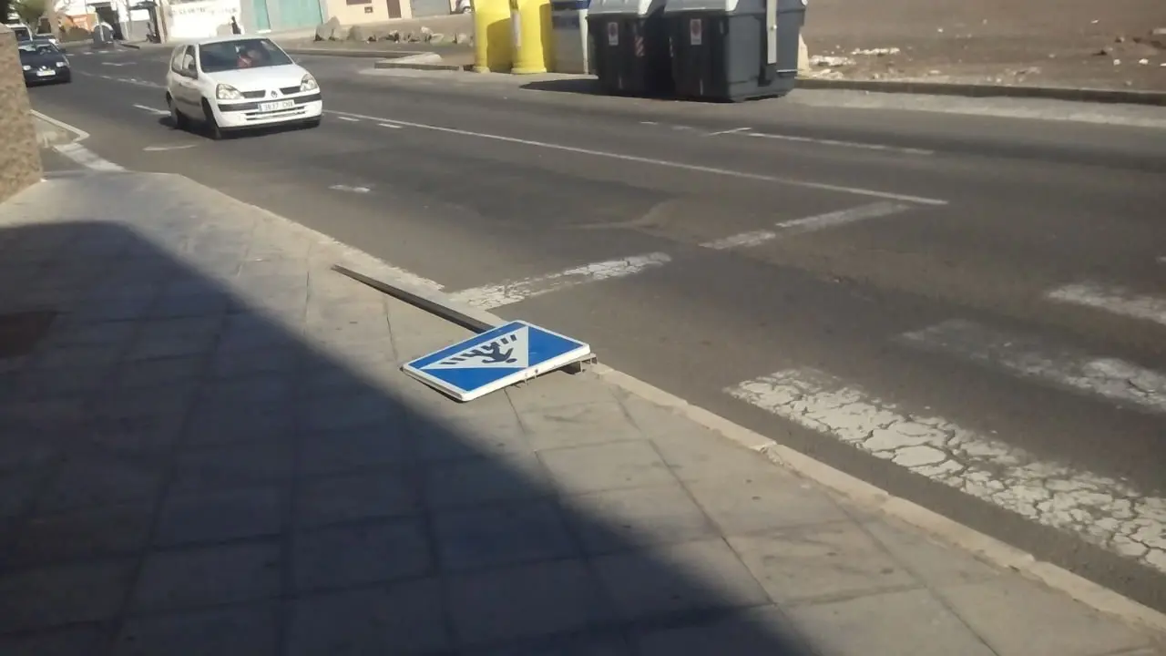 Señal derribada desde hace varios días en Argana Alta