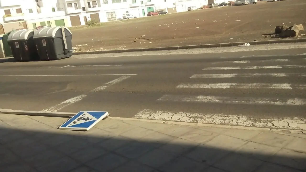 Señal caída en la calle Tenderete