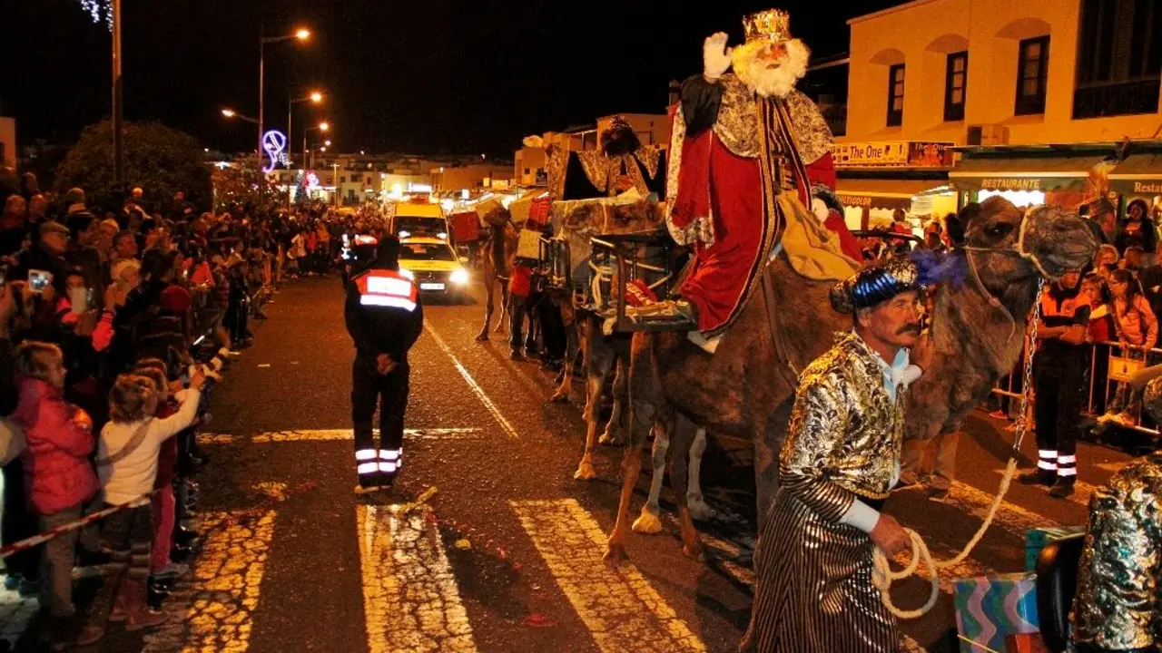 Una multitud recibió a los Reyes Magos en Playa Blanca