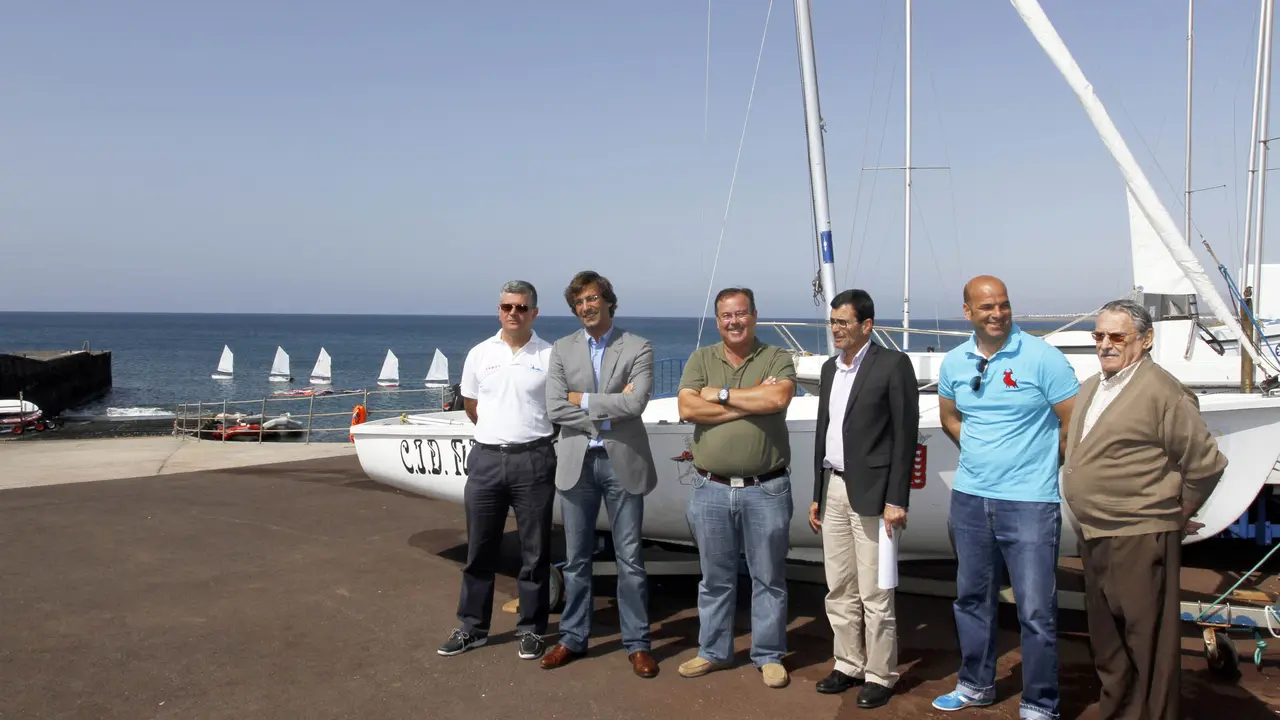 Emilio Hernández con la familia de la Vela Latina
