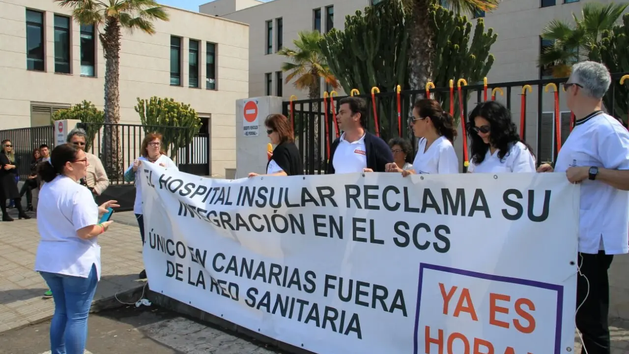 Concentración a la puerta de la Dirección de Salud
