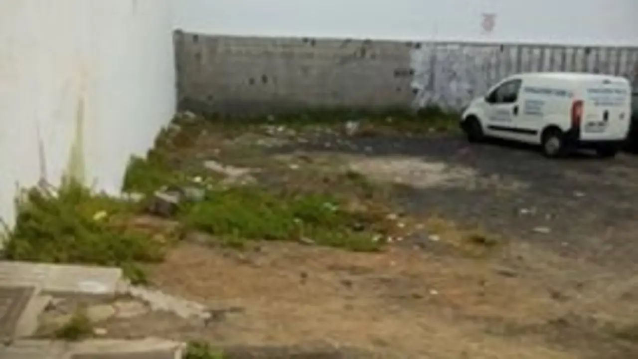 Basura en un solar de la calle Escardillo 2