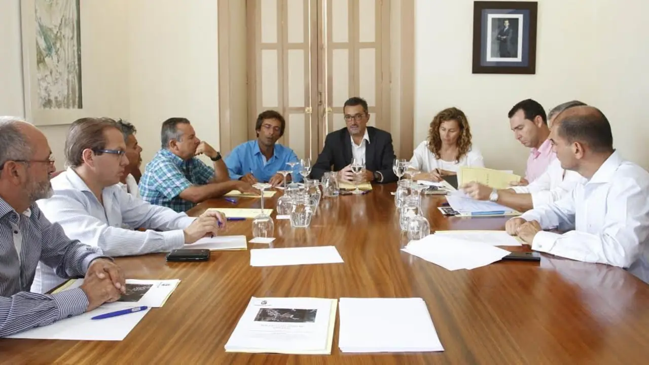 Reunión entre el Cabildo, Ayuntamiento de Haría y Gobierno Canario por el Parking de Orzola