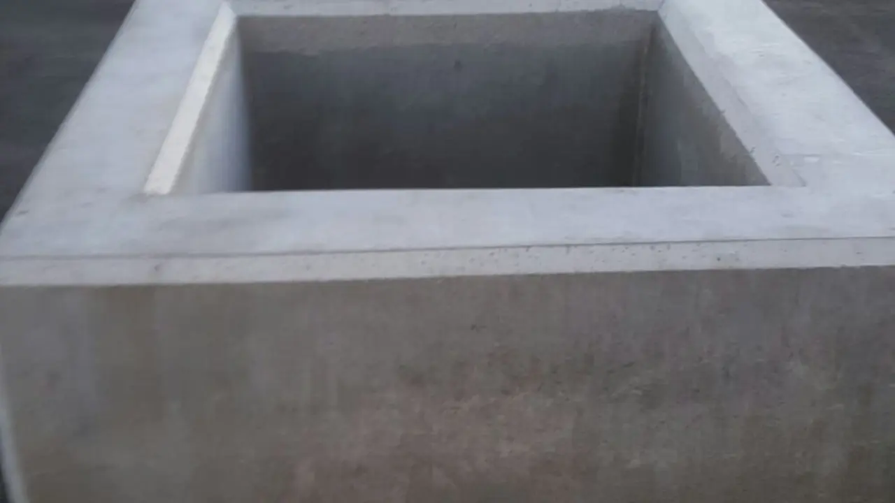 La arqueta es un peligro para los niños que pasean por el lugar