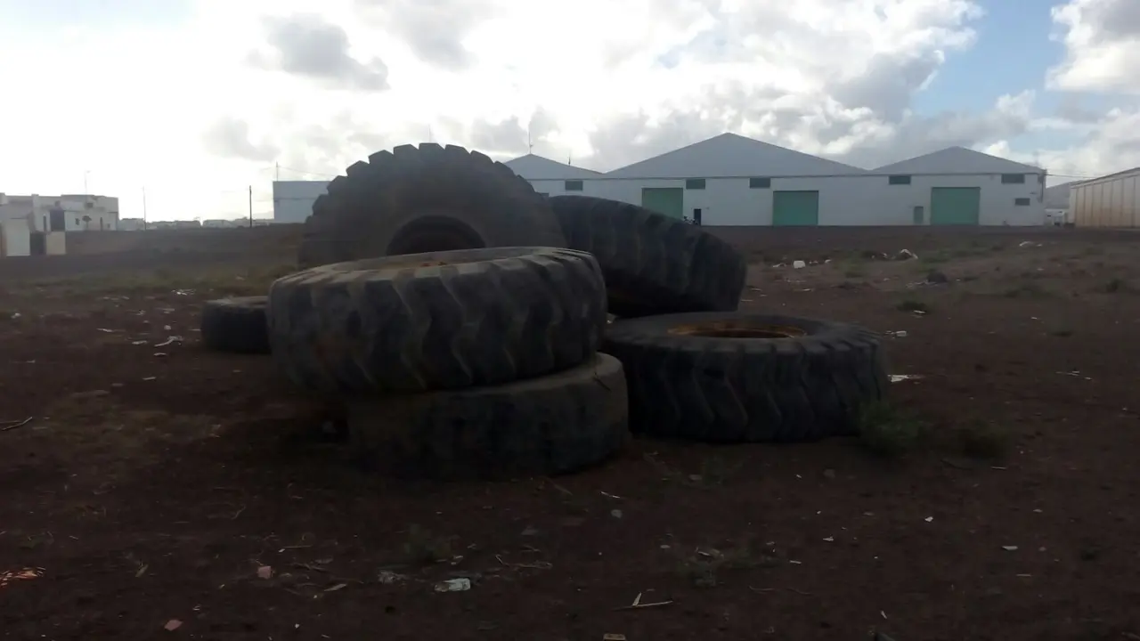 Basura amontonada junto a la carretera de Los Mármoles