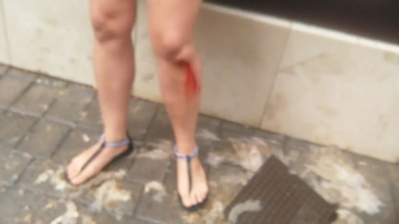 Alcantarilla que saltó en la Calle Real 2