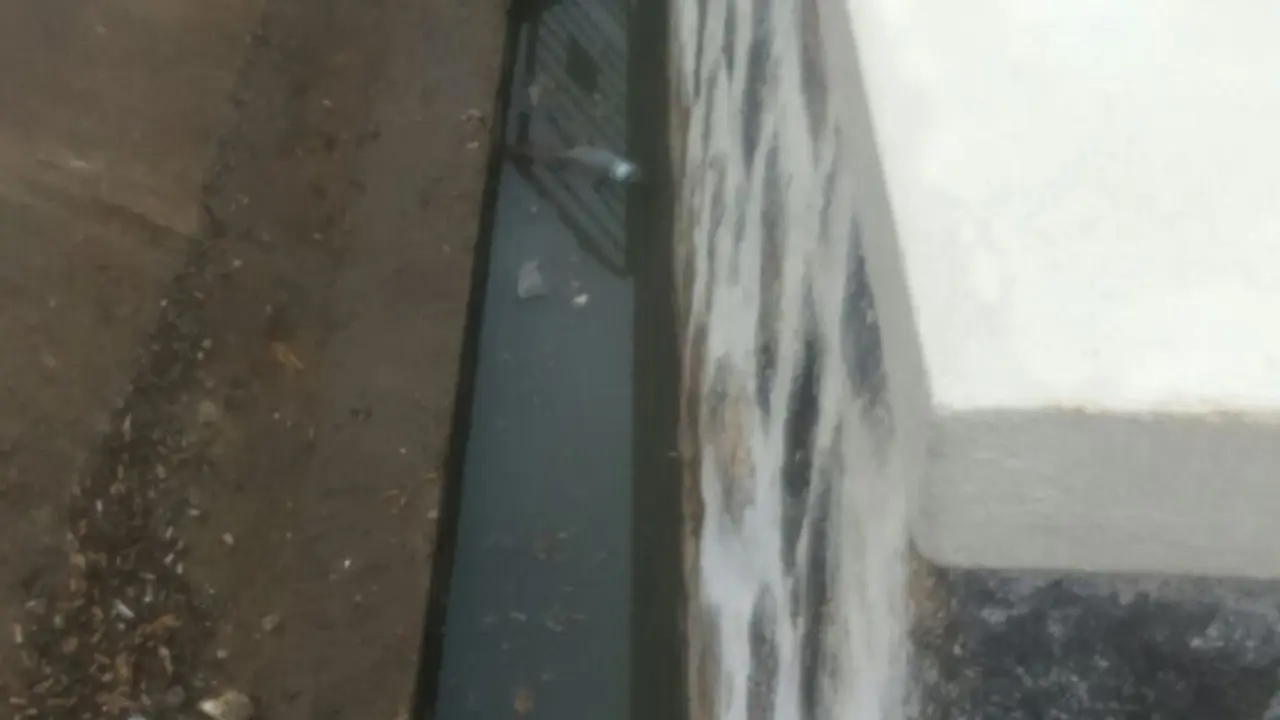 El agua de la depuradora corriendo 6