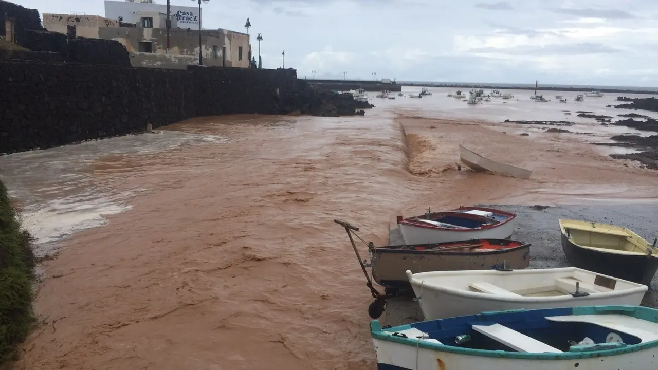El temporal afecta la costa de Orzola