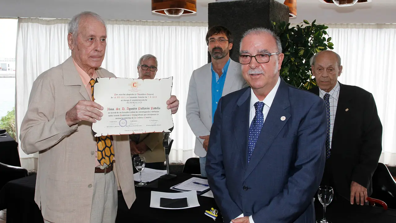 Agustín Pallarés recibiendo el homenaje