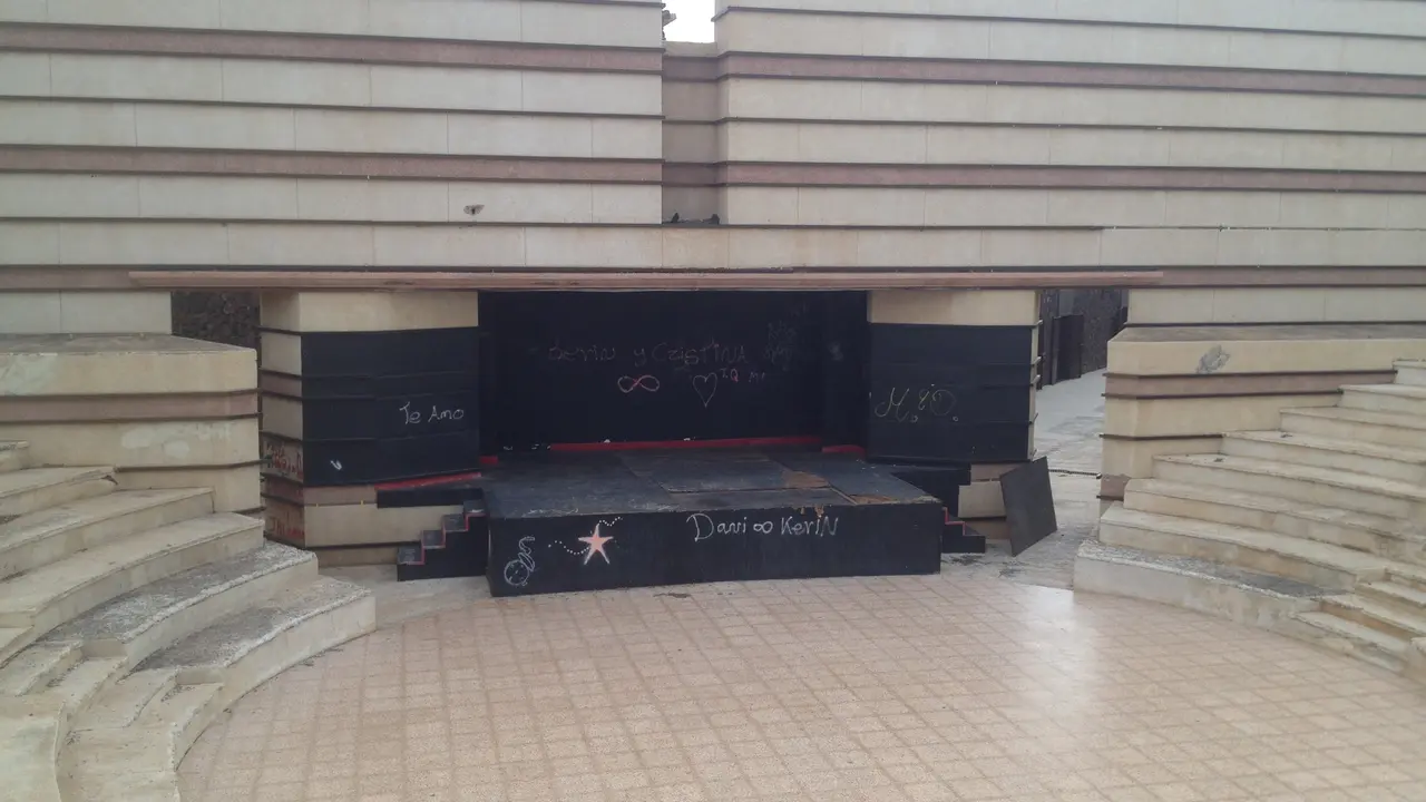 Anfiteatro y Escenario en la Plaza El Pavón