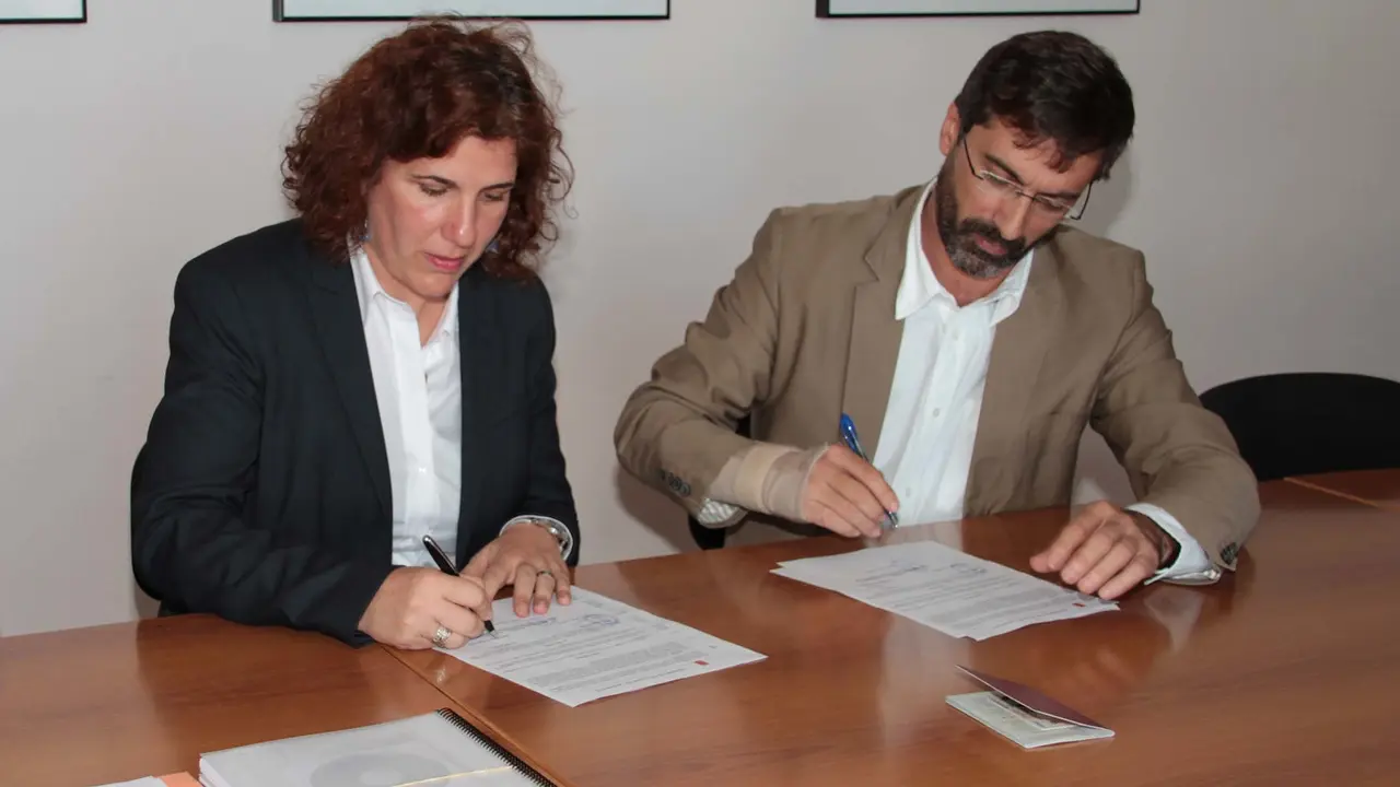 Firma del contrato entre el Cabildo y la empresa Enercon GMBH para construir un Parque Eólico en Punta de los Vientos