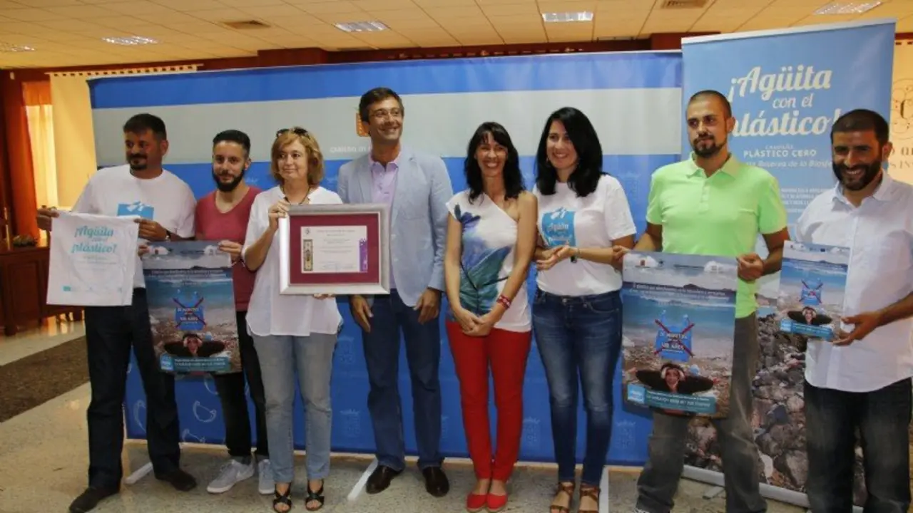 Diplomas para defensores del Medio Ambiente. Agüita con el plástico