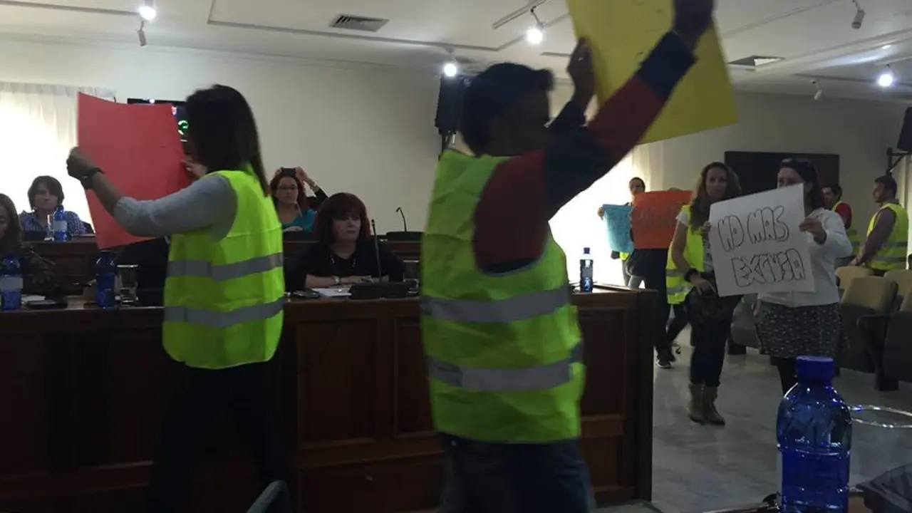 Plataforma de afectados por las obras protestan en el Pleno de Arrecife 2