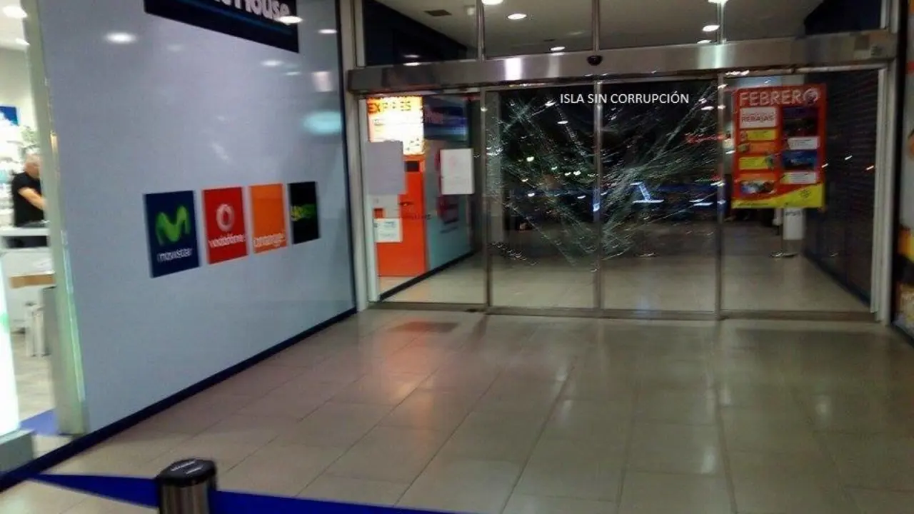 Destrozos en la puerta del Deiland tras el alboroto