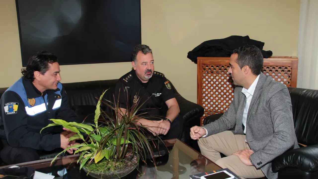 Alcalde con el Comisario y Oficial de Policía Local