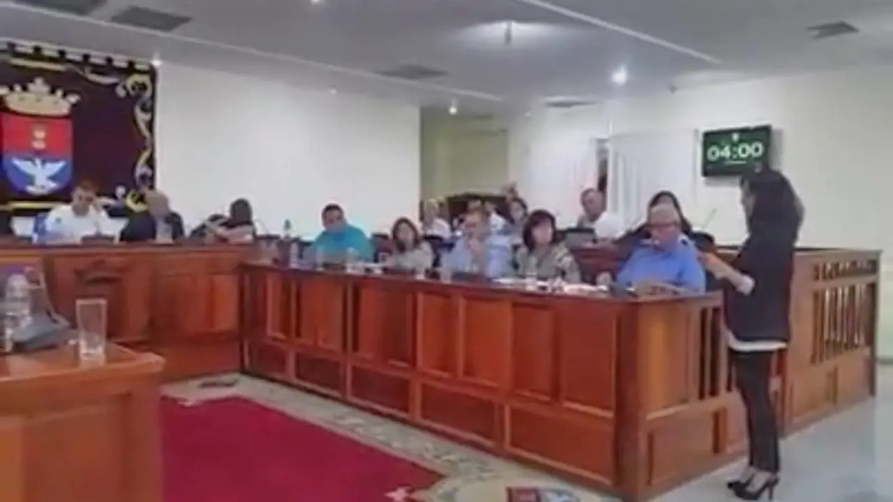 Remedios Alarc&oacute;n defendiendo la Iniciativa contra las Peleas de Gallos